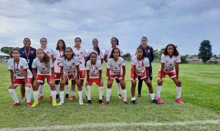 Times 100% femininos encaram equipes masculinas em torneio infantil