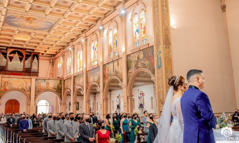 Com avanço da vacinação, casais voltam a sonhar com festa de casamento