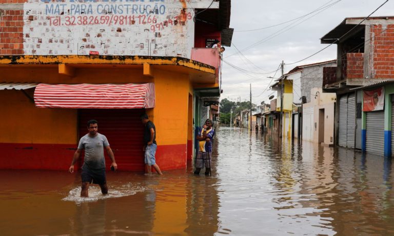 Enchentes matam 24 pessoas na Bahia