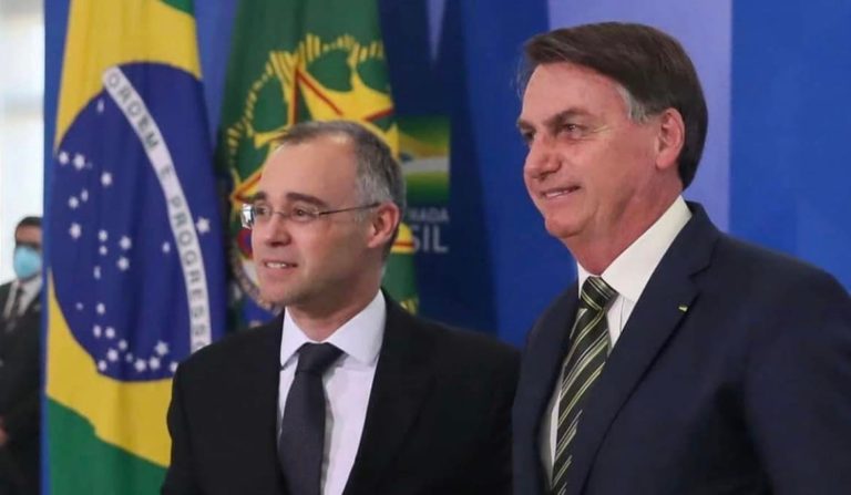 Bolsonaro comemora aprovação de André Mendonça para o STF