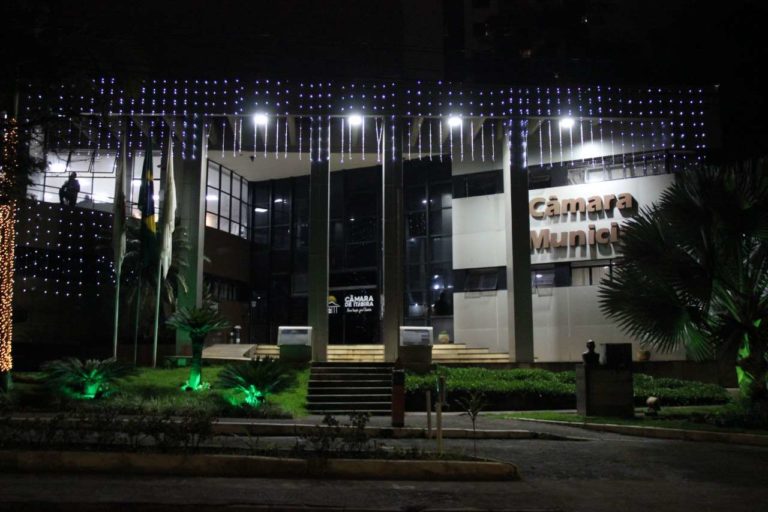 Câmara de Itabira ilumina fachada com luzes de LED e inaugura decoração de Natal