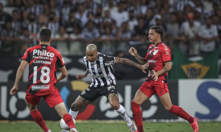 Com larga vantagem, Atlético-MG quer impedir milagre do Athletico-PR