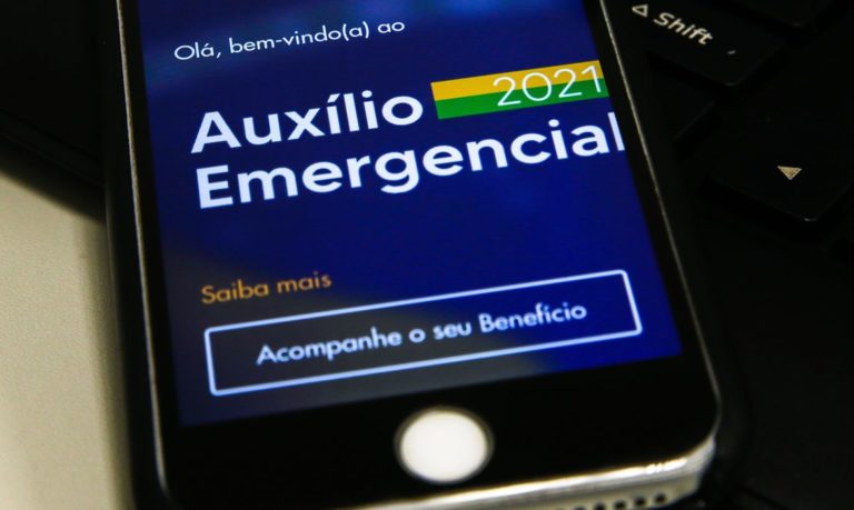 Pais solteiros recebem R$ 4,1 bi em retroativo do auxílio emergencial