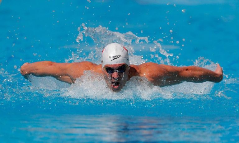 Nadador brasileiro é tricampeão mundial dos 50 metros borboleta