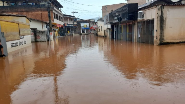 Governo de Minas reconhece situação de emergência em mais sete municípios atingidos pelas chuvas; ao todo são 145