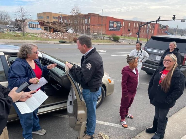 Guiada por Deus, Mulher doa seu carro a sobrevivente de tornado nos EUA