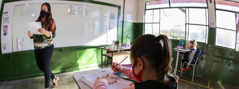 Rede estadual de ensino de Minas contará com psicólogos e assistentes sociais para atuarem junto às escolas