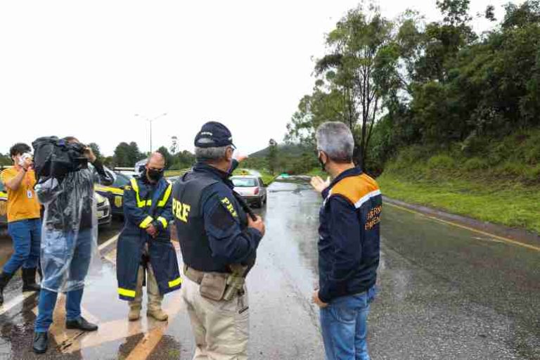 Governo de Minas acompanha trabalhos e estima que trecho da BR-040 seja liberado até esta segunda-feira