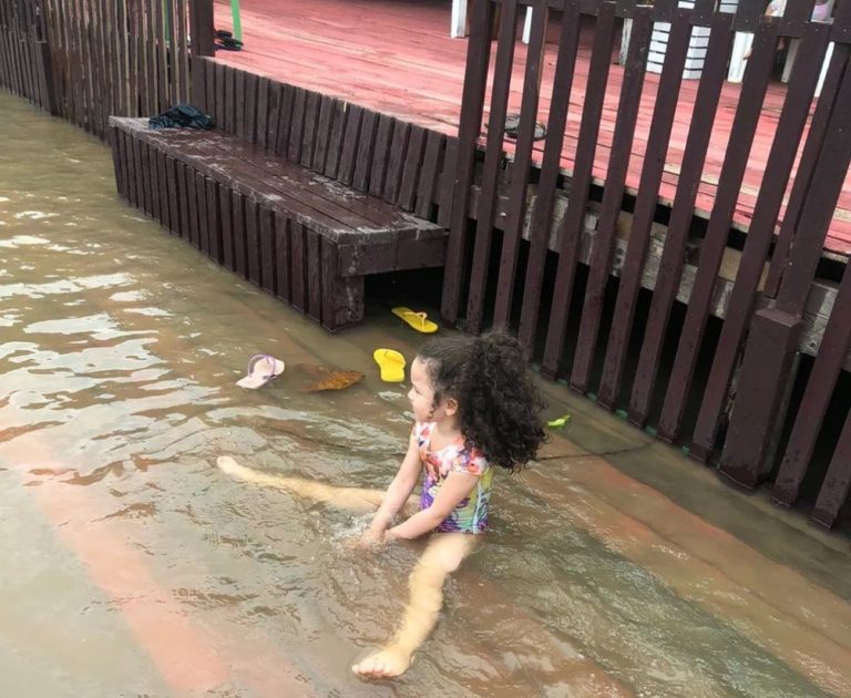 Menina que ficou submersa em rio por 2 minutos relata: ‘Jesus me pegou pelos braços’