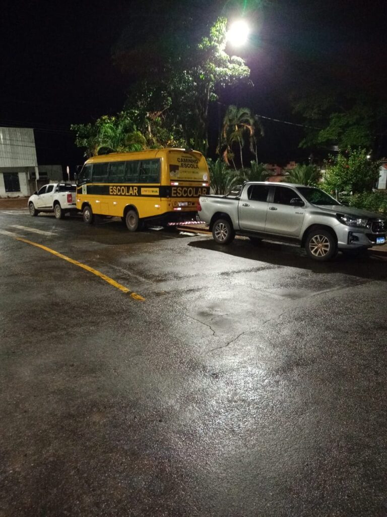 Prefeitura mobiliza veículos 4×4 para que crianças não fiquem sem aulas no período de chuva