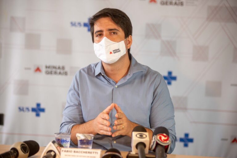 Em coletiva, secretário de Saúde alerta para a necessidade de pais levarem os filhos para serem imunizados; dose de reforço em idosos também é destaque