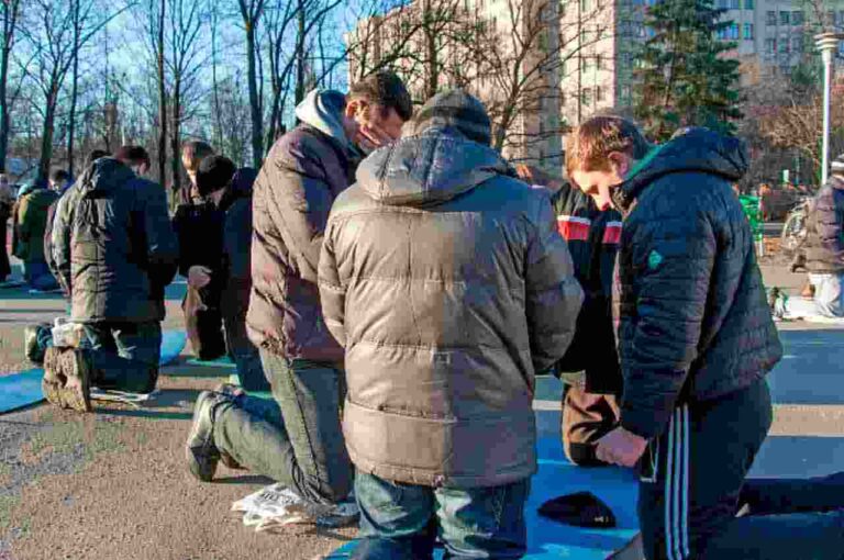 Grupo de ucranianos oram após os primeiros ataques da Rússia