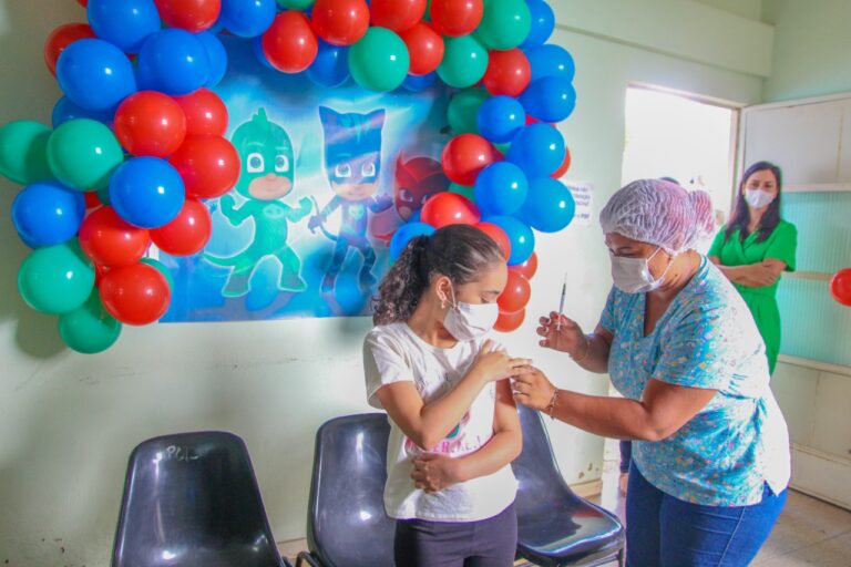 Campanha de vacinação contra Covid-19 para crianças de 9 a 11 anos continua neste sábado (12)