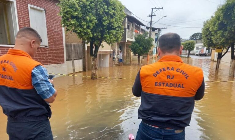 Temporal alaga ruas de Petrópolis e impressiona moradores