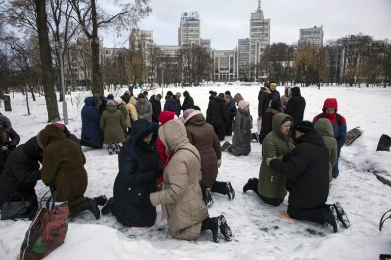 Em meio aos rumores de guerra, cristãos ucranianos oram na neve