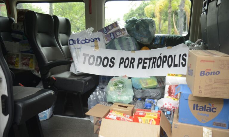 Voluntários ajudam população de Petrópolis