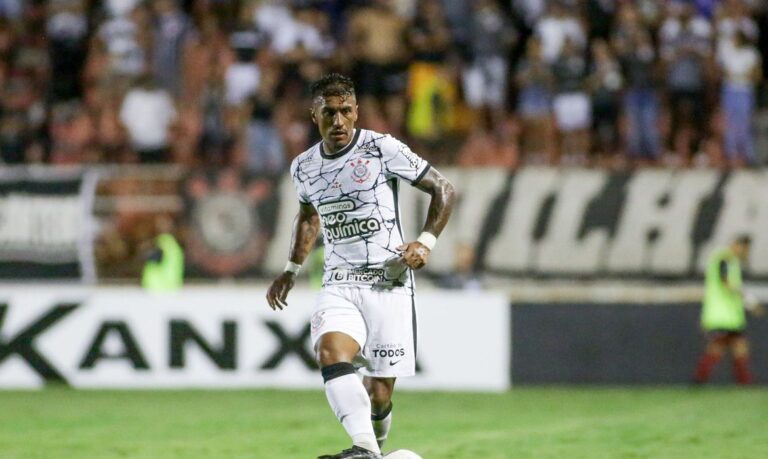 Paulinho decide e garante vitória do Corinthinas no Paulista