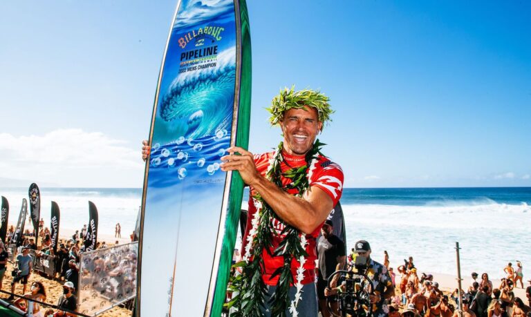 Perto de completar 50 anos, Kelly Slater conquista título de Pipeline Norte-americano se torna o atleta mais velho a vencer no circuito