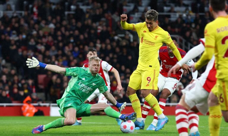 Inglês: Liverpool vence Arsenal e fica a 1 ponto do líder City