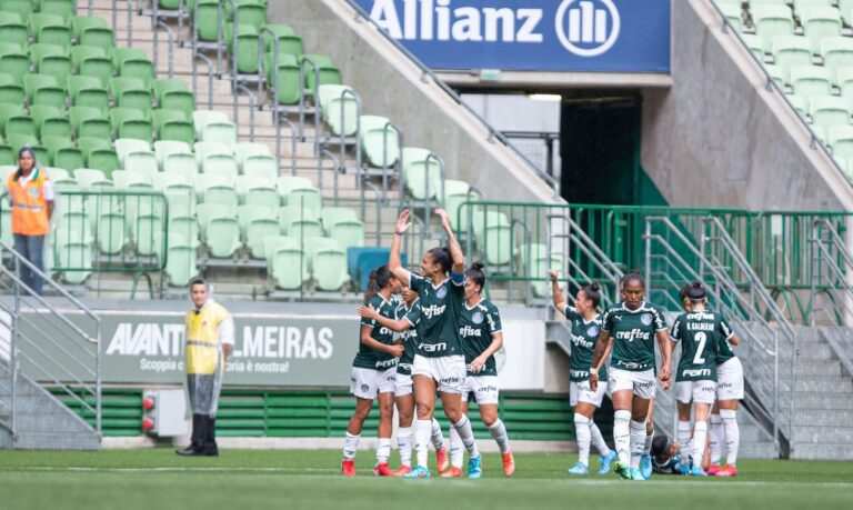 Palmeiras marca no fim e derrota o Santos pelo Brasileiro Feminino