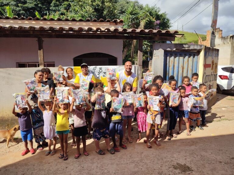 “Cabeça Feita” entrega materiais escolares para estudantes em vulnerabilidade