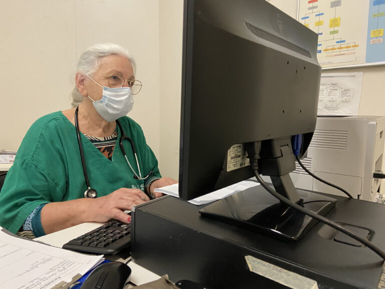 Primeira médica do HNSD, Ermelina Costa segue atendendo aos 73 anos; conheça a sua história