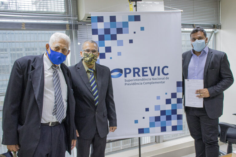 PRESIDENTE DO METABASE ITABIRA E COMISSÃO DE APOSENTADOS E PENSIONISTAS – CAP, SÃO RECEBIDOS PELA PREVIC, EM BRASÍLIA/DF