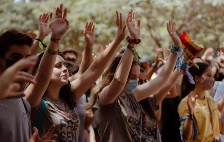 Jovens vão às praças orar pelo fim da pandemia, guerra e carnaval