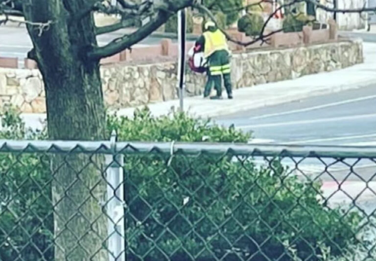 Lixeiro conforta e ora por jovem na rua durante trabalho