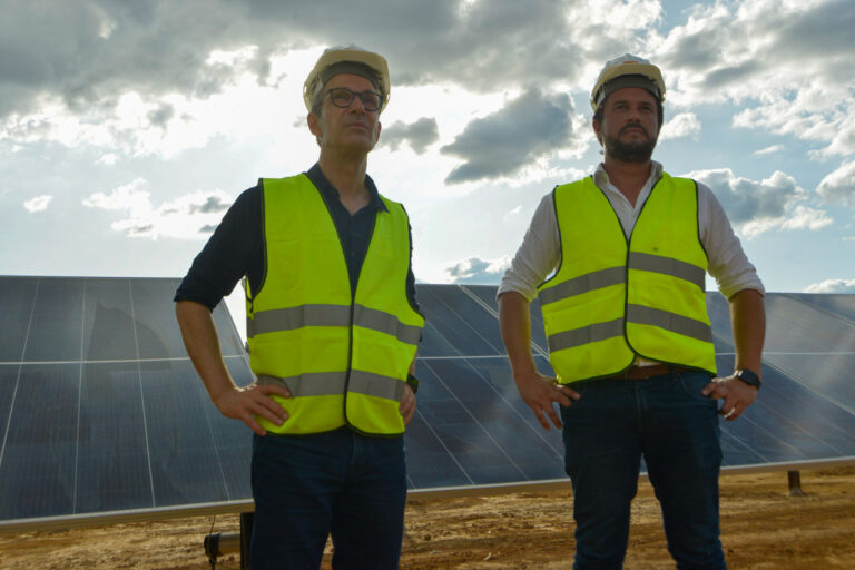 Governador visita usina de energia fotovoltaica e Batalhão dos Bombeiros, em Araçuaí