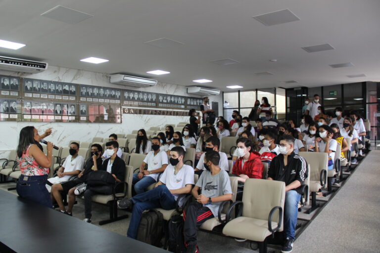 ‘Visita Orientada’ traz à Câmara de Itabira a alunos da EEMZA