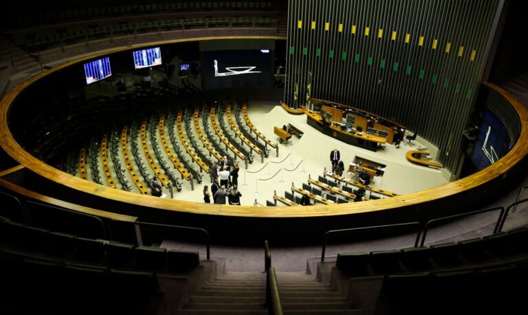 Deputados têm até hoje para trocar de partido sem perder mandato