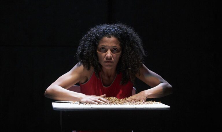 Companhia encena espetáculo que mostra olhar feminino sobre o cárcere