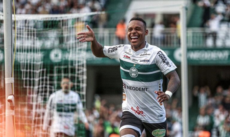 Coritiba deslancha no 2º tempo, bate Maringá e conquista o Paranaense