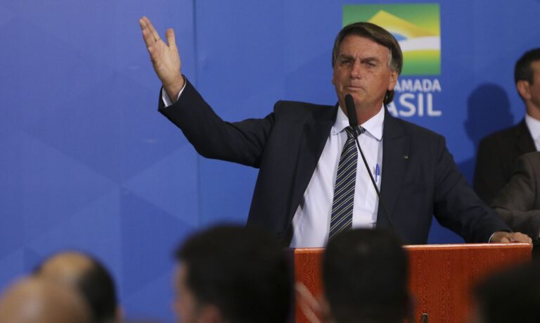 Deputados do PT entram com representação criminal contra Bolsonaro