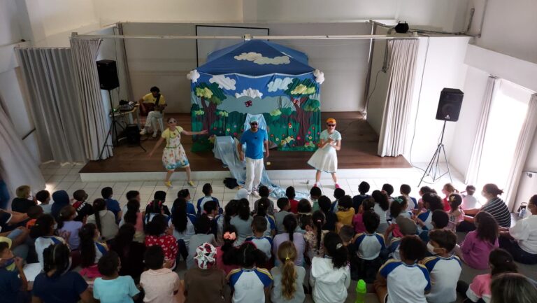 Teatro e produção de terrário para conscientizar alunos sobre os cuidados com a natureza