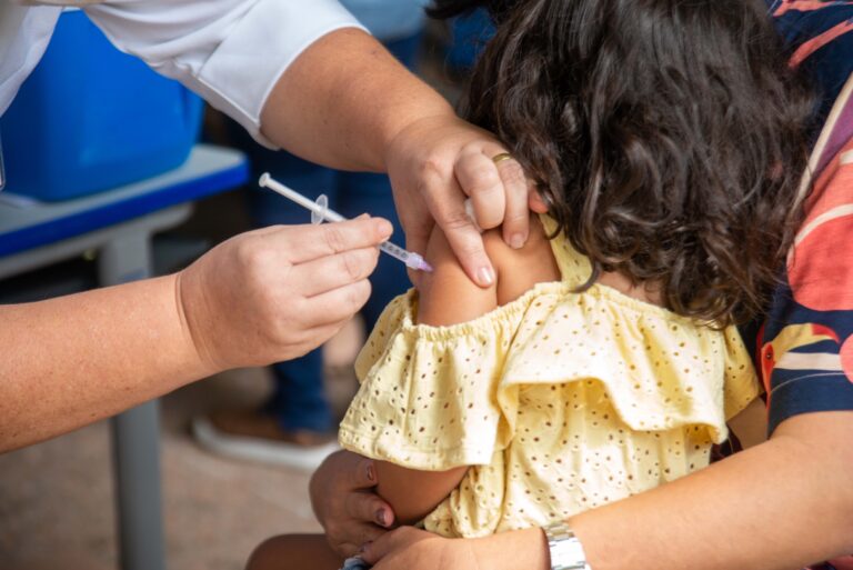 Governo fortalece estratégias para ampliar vacinação infantil no estado