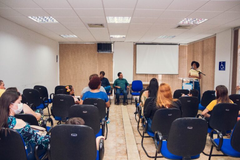 Prefeitura premia servidoras vencedoras de concurso fotográfico em homenagem ao Dia das Mães