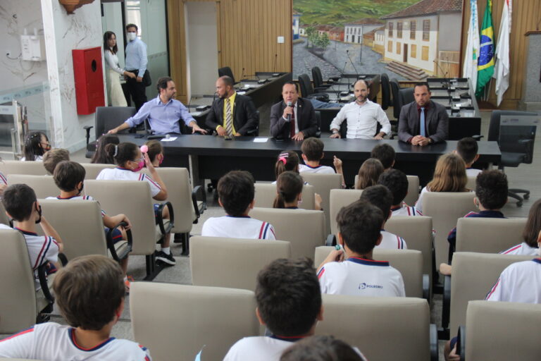 Reunião da Câmara é marcada por prestação de contas do HNSD, homenagem e visita de estudantes