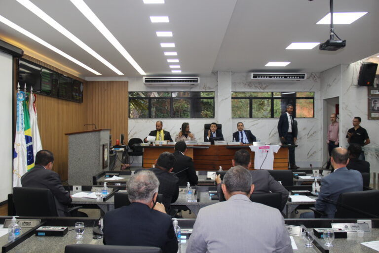 Vereadores aprovam transferência da sede da Câmara para sessão solene