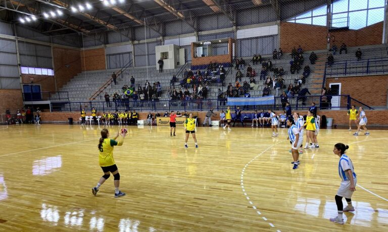 Seleção feminina de handebol goleia Argentina na Surdolimpíada