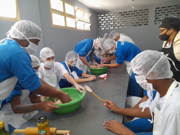 Adolescente em cumprimento de medida socioeducativa conquista vaga de emprego como pizzaiolo