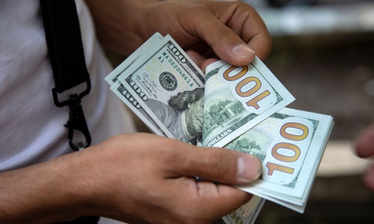Dólar sobe 10,03% em junho e tem maior alta mensal desde março de 2020
