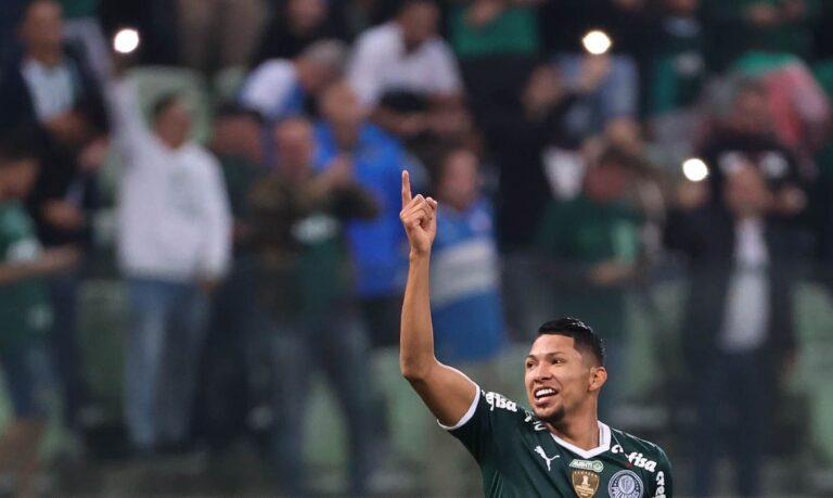 Palmeiras goleia Botafogo para assumir liderança do Brasileiro
