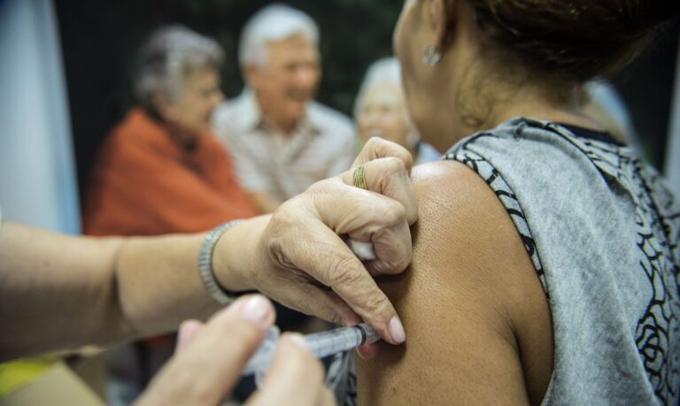 Vacina contra a gripe está liberada para toda a população acima de 6 meses de idade   