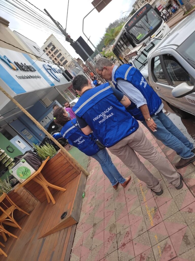 Edital alerta para acúmulo de lixo e entulho em calçadas particulares