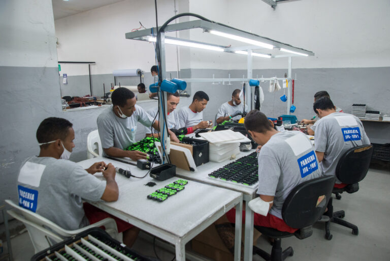 Fábrica de eletrônicos emprega 140 detentos no presídio de Ribeirão das Neves