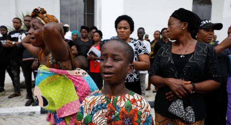 Homens armados matam 8 e sequestram 38 em igrejas na Nigéria