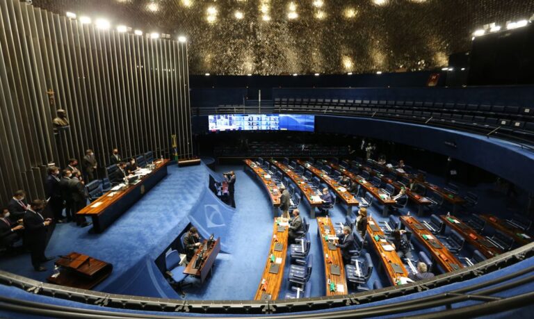 Senado pode votar hoje PEC sobre preço dos combustíveis