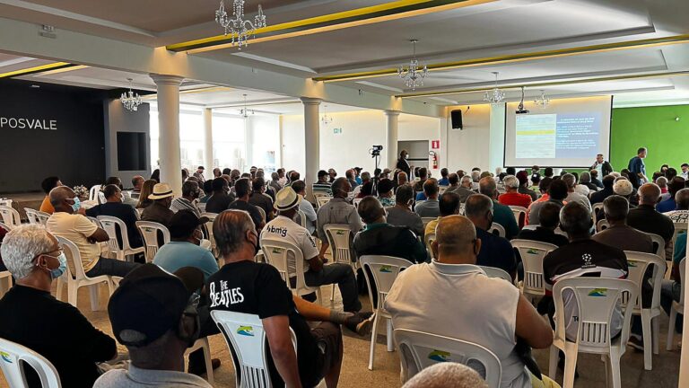 Assembleia com aposentados da Vale lota auditório da Aposvale